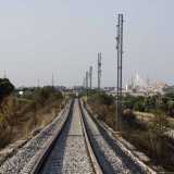 Cos� torniamo indietro ammirando la linearit� delle rotaie da noi attraversate fino a questo momento. E tra campi abbandonati e coltivati osserviamo in lontananza il nuovo ponte Adriatico